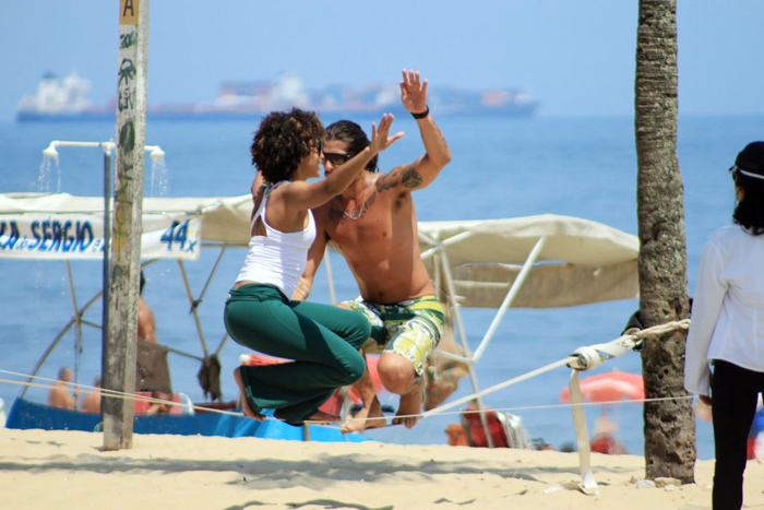 Sheron Menezzes curte praia ao lado do namorado no Rio