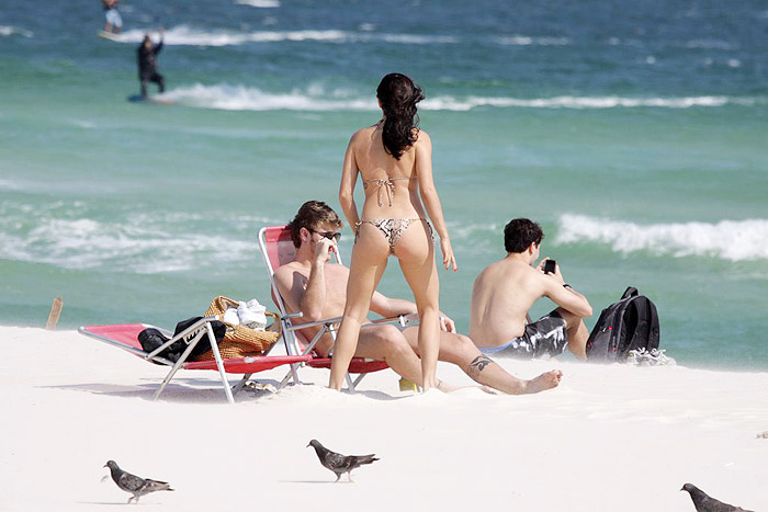 Isis Valverde e o namorado foram à praia