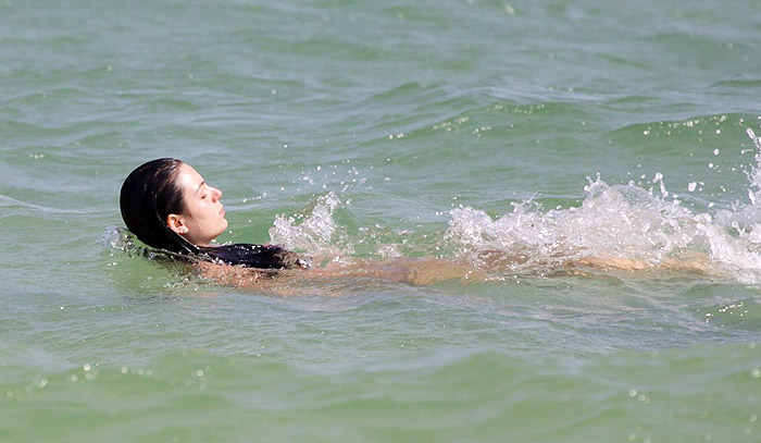 Isis Valverde deu um mergulho no mar