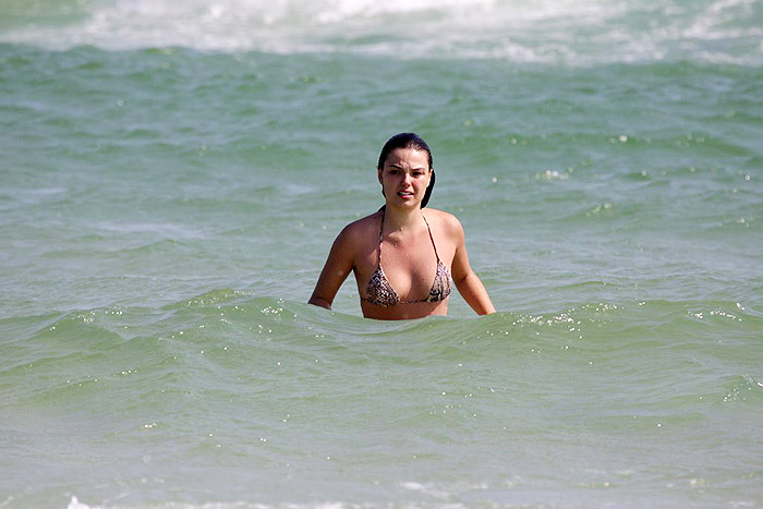 Atriz se refrescou do calor com um banho de mar