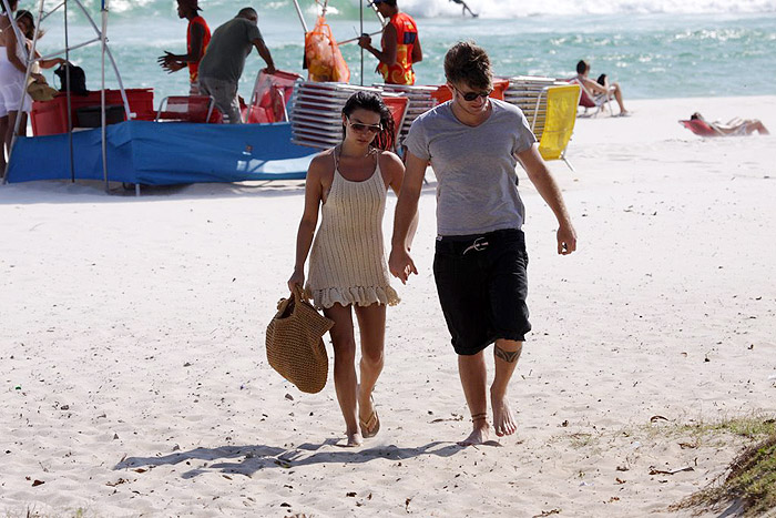 Isis Valverde e o namorado, Tom Rezende, estiveram na praia do Pepê