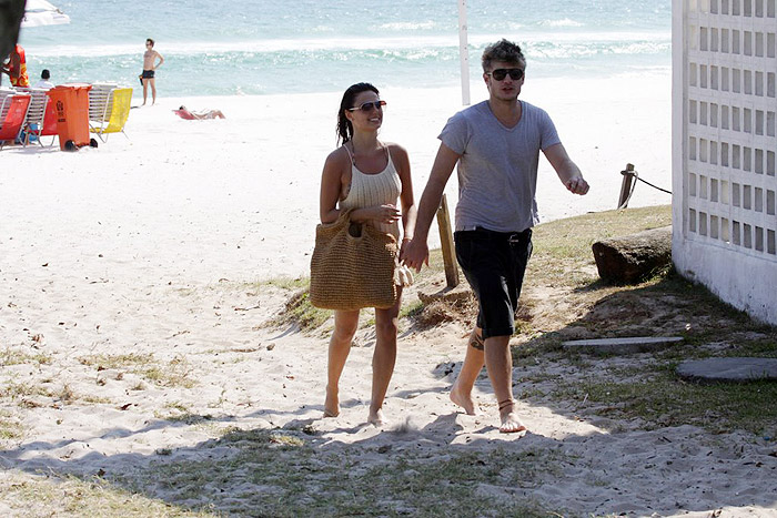 Após curtir a tarde de sol, o casal deixou a praia de mãos dadas