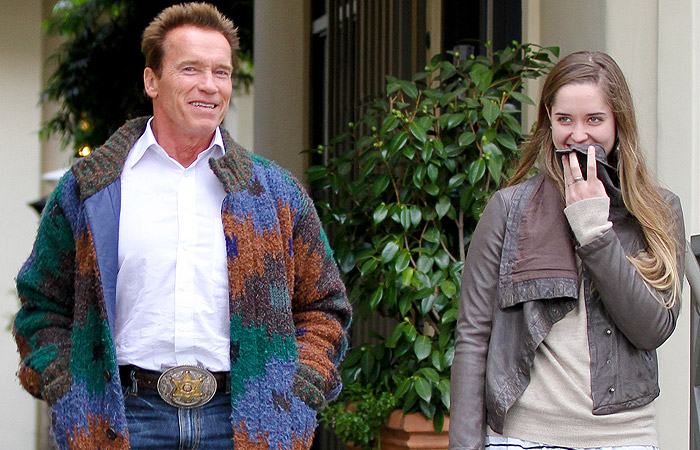 Arnold Schwarzenegger usa cinto de xerife para almoçar com a filha