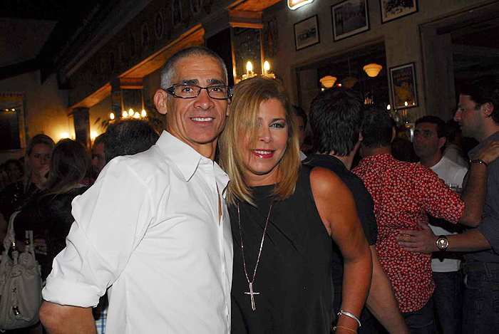 Bruno Gagliasso e Giovanna Ewbank curtem noite juntinhos.