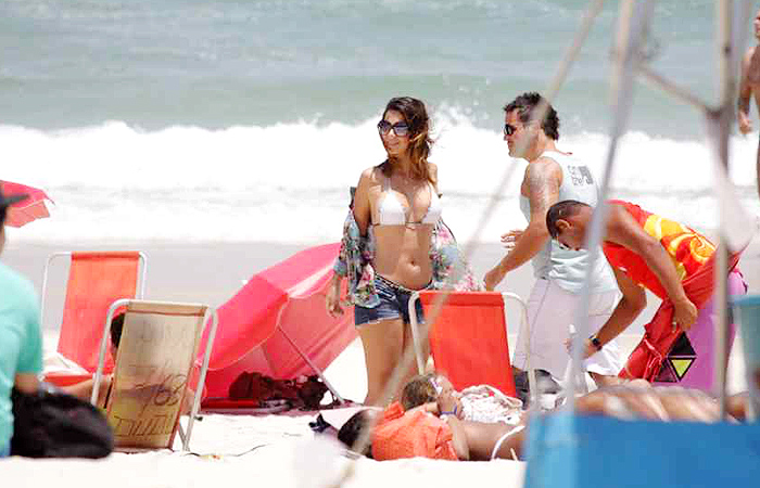 Camila Rodrigues se diverte com namorado na Barra da Tijuca - Ag.News