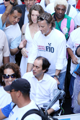 Marcelo Serrado participou da passeata