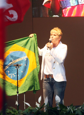 Xuxa apareceu no palco com a bandeira do Brasil