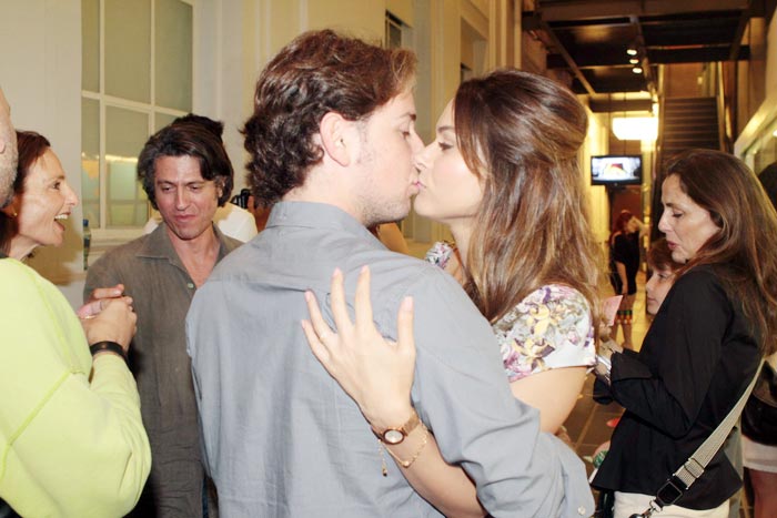 Fernanda beijou o novo namorado. 