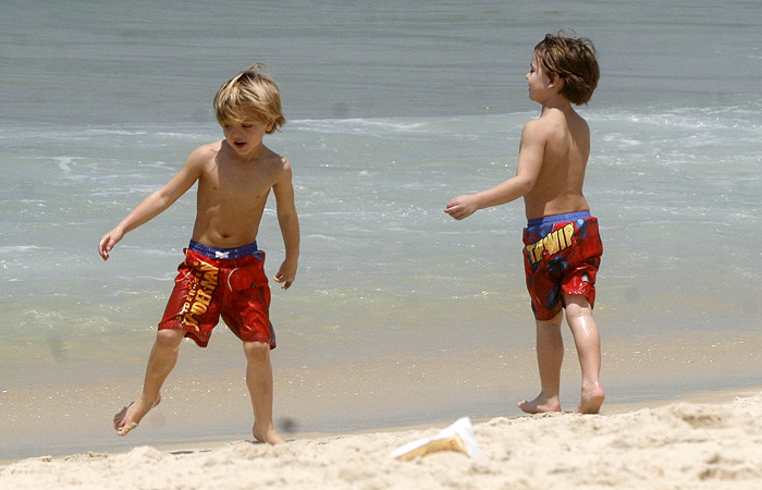 Filhos de Britney Spears se divertem na praia de Ipanema