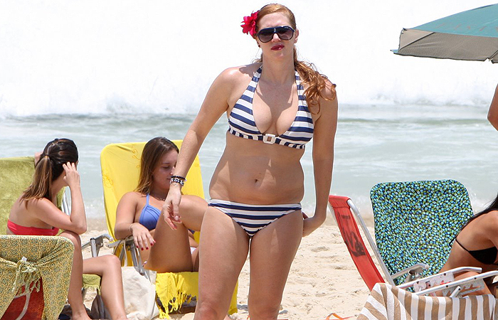 Filhos de Britney Spears se divertem na praia com o vovô