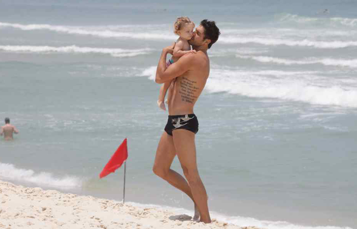 Victor Pecoraro passa o dia com a família na praia