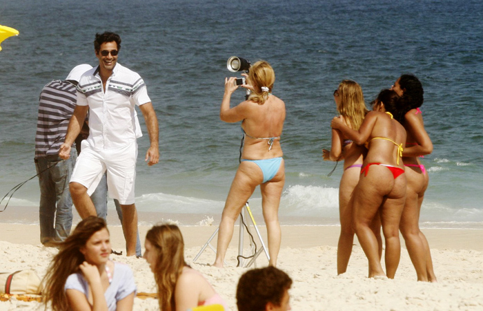 Luciano Zafir participa de ensaio fotográfico na praia do Leblon - Edson Teófilo/Aphotos