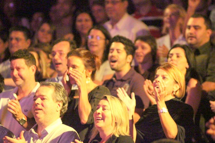 Ivete Sangalo chora na plateia do musical de Tiago Abravanel 