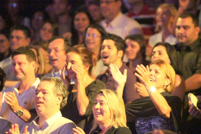 Ivete Sangalo chora na plateia do musical de Tiago Abravanel 