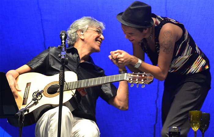 Maria Gadú e Caetano Veloso cantam juntos em Pernambuco