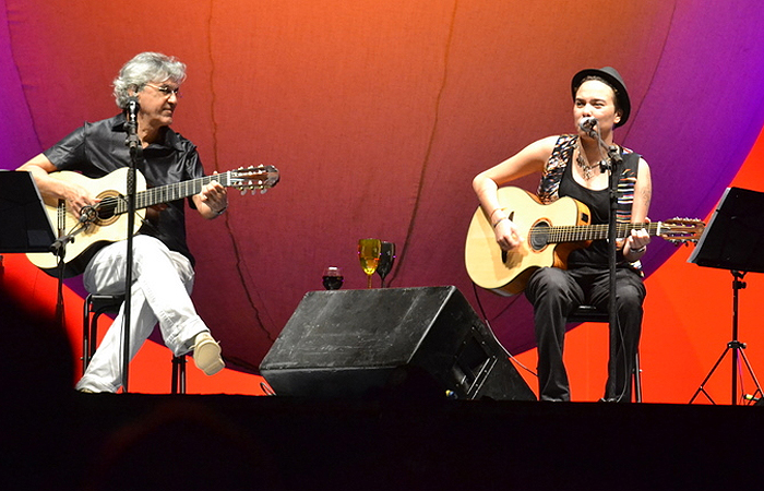 Maria Gadú e Caetano Veloso cantam juntos em Pernambuco