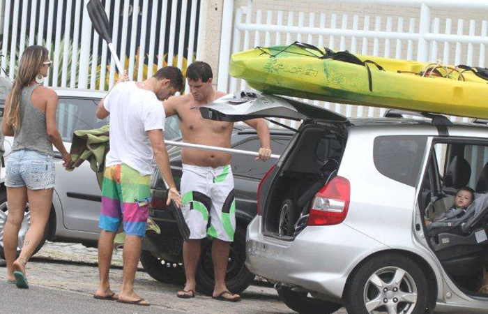 Cauã Reymond e amigos levam baile de caiaque