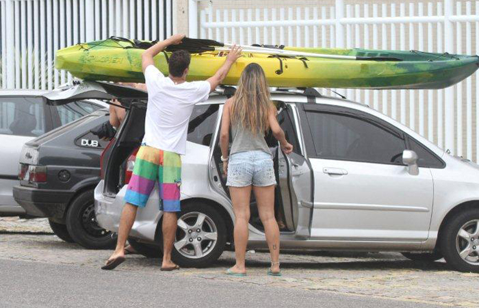 Cauã Reymond e amigos levam baile de caiaque