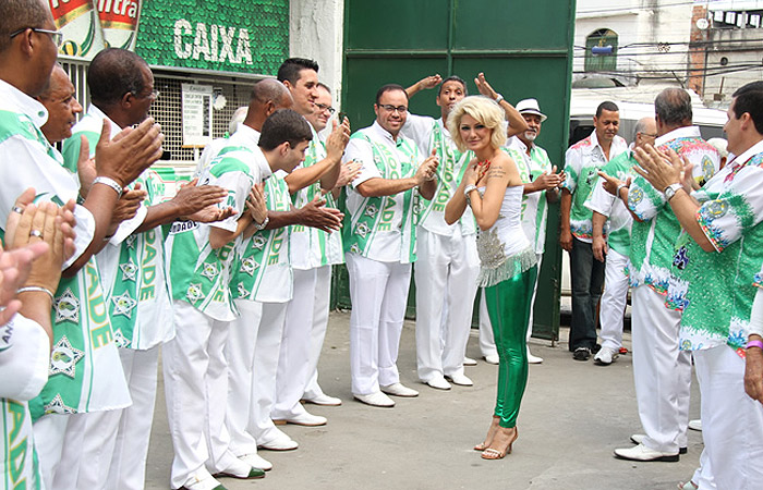 Antônia Fontenelle é coroada como Rainha da Bateria da Mocidade