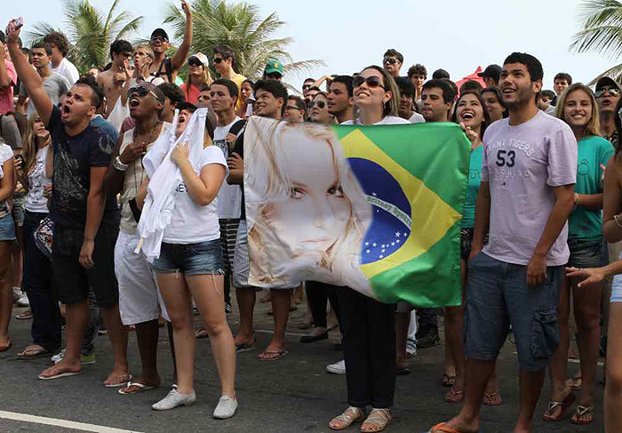 Fãs ficaram animados com a presença da cantora. 