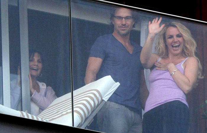 Britney Spears aparece na sacada de hotel no Rio de Janeiro