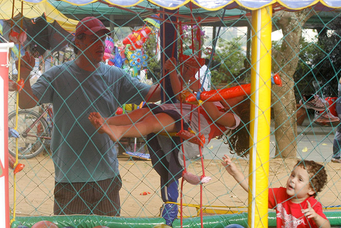 Guilherme Fontes leva o filho para brincar em parque