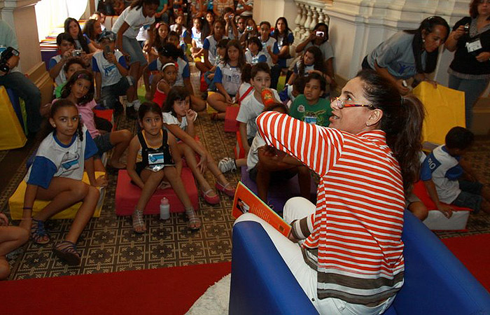 Totia Meireles lê história infantil na Biblioteca Nacional