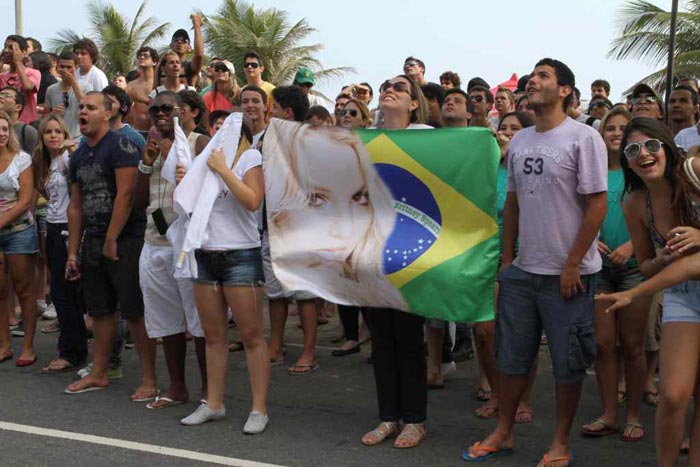 Fãs na porta do Hotel Fasano, esperando para ver Britney