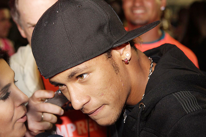 Neymar vai à carnaval fora de época em Floripa