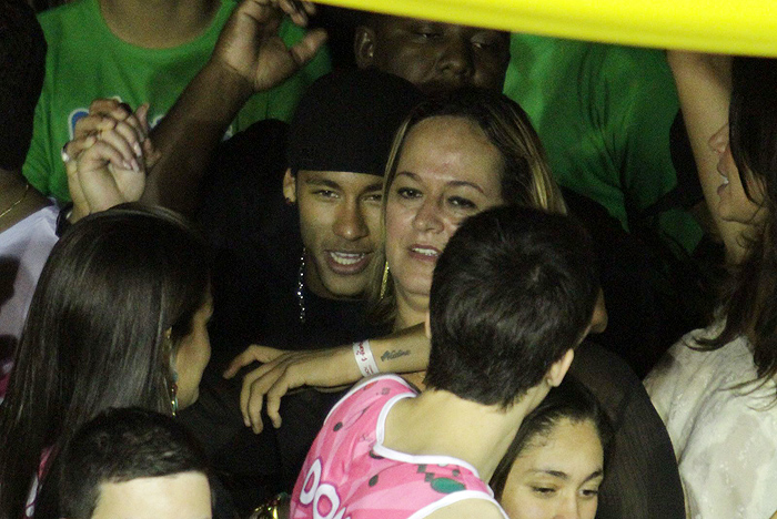 Neymar curte folia em Floripa abraçado com a mãe.