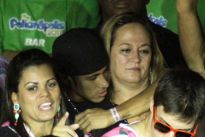 Neymar assistiu aos shows abraçado com a mãe, dona Nadine