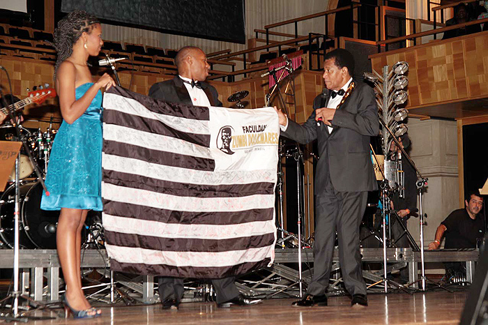 Alunos da faculdade Zumbi dos Palmares presentearam ao cantor com uma bandeira