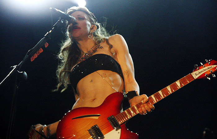 Courtney Love mostra os seios em show no Brasil - Ag.News