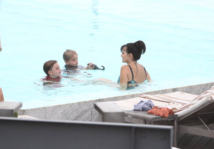 Lynne Spears, mãe de Britney, conversa com os netos dentro da piscina