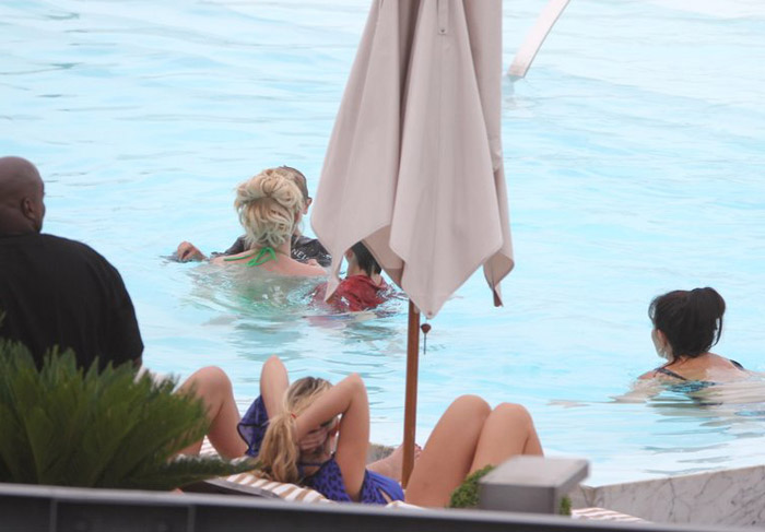 Britney Spears brinca com os filhos, Sean Preston e Jayden James, na piscina do hotel