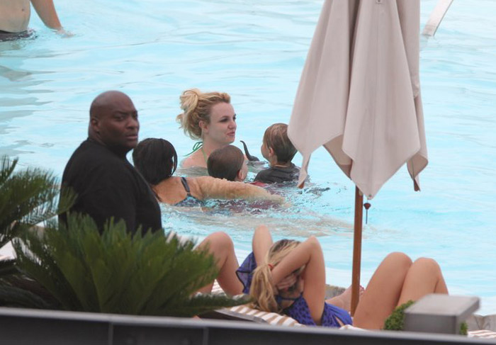 Britney Spears brinca com os filhos, Sean Preston e Jayden James, na piscina do hotel