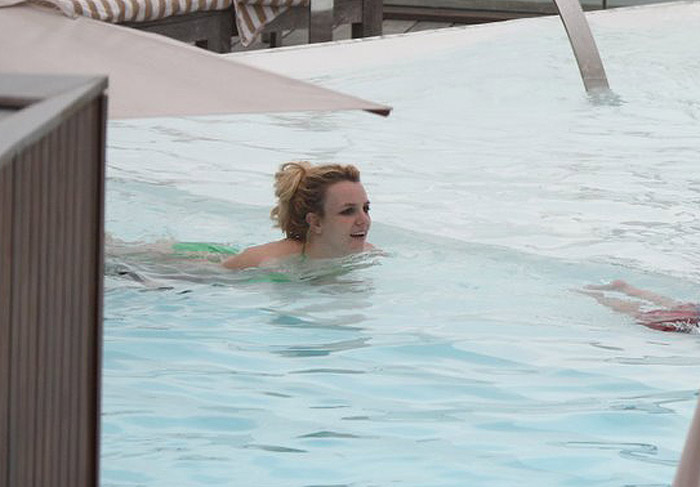 Britney Spears se refresca na piscina