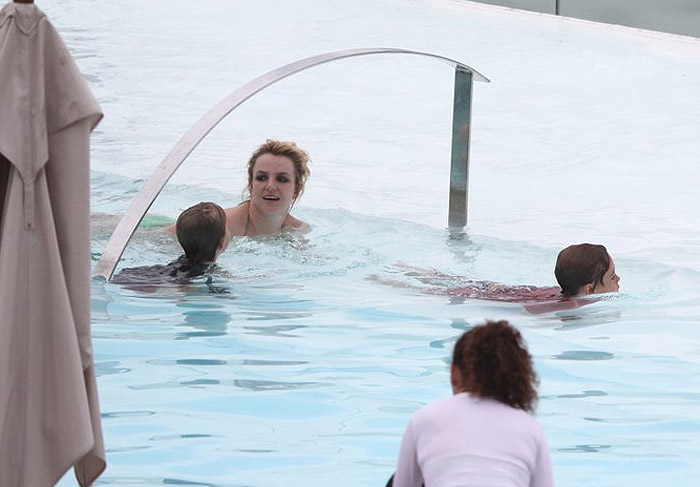 Britney Spears se diverte com os filhos na piscina