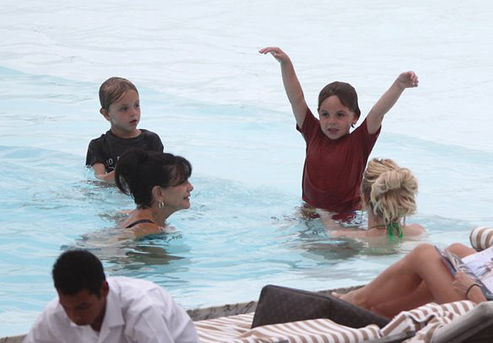 Britney Spears, a mãe Lynne Spears e os filhos conversam na piscina