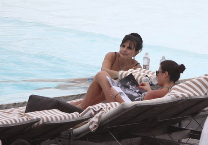 Lynne Spears aproveita a piscina do hotel Fasano, no Rio