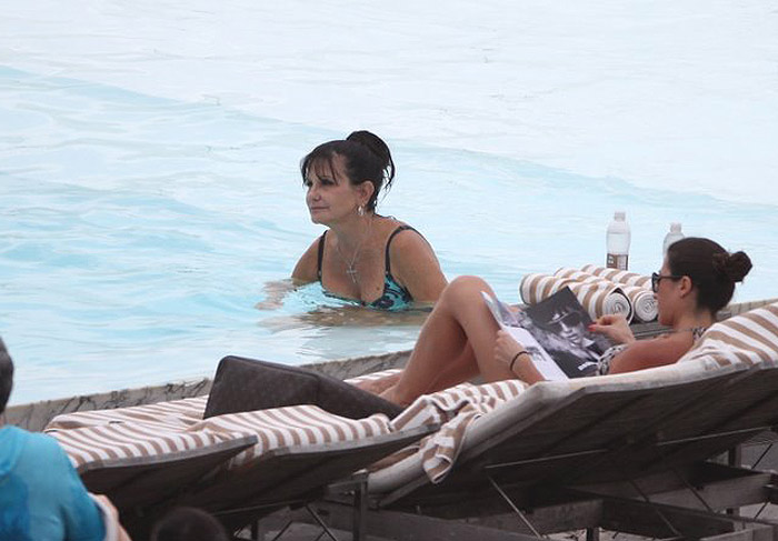 Lynne Spears aproveita a piscina do hotel Fasano, no Rio