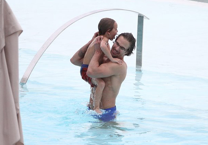 Jason Trawick, namorado de Britney, brinca com um dos filhos da cantora