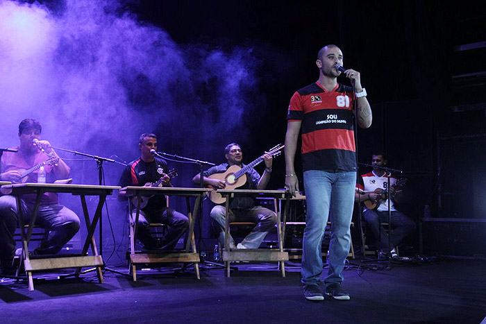 Diogo Nogueira usou a camisa rubro negra para comemorar aniversário do seu time do coração