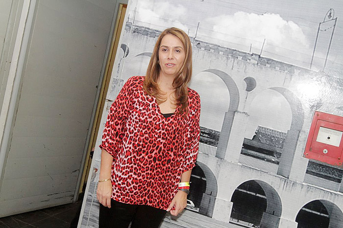 A presidente do clube, Patrícia Amorim, escolheu um look de oncinha rubro negra para ir ao show de aniversário do Flamengo