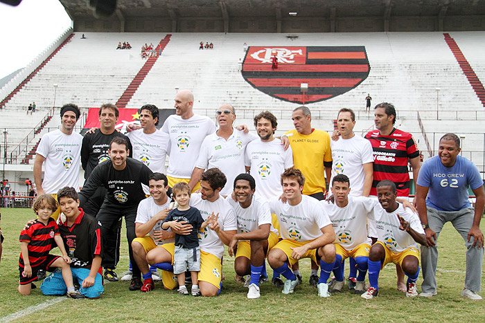 Time branco e amarelo: Famosos participam de partida em comemoração ao aniversário do Flamengo