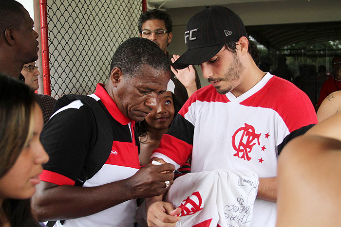 Thiago Martins tieta e pede autógrafo para ex-craque do Flamengo em dia de festa na Gávea