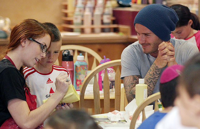 David Beckham faz aula de cerâmica com o filho mais novo