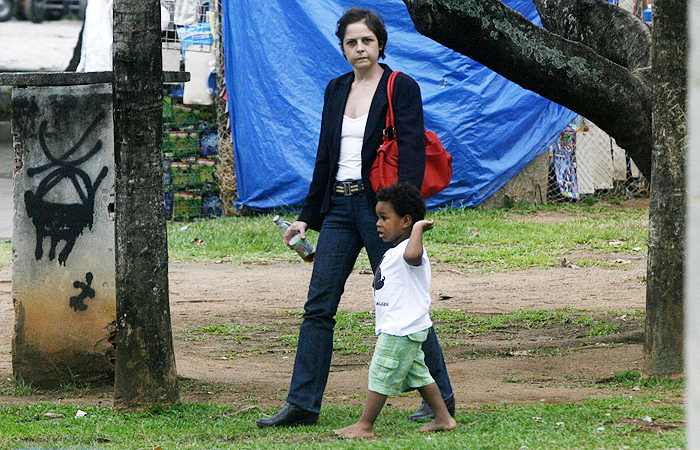 Drica Moraes leva o filho para brincar na Lagoa Rodrigo de Freitas