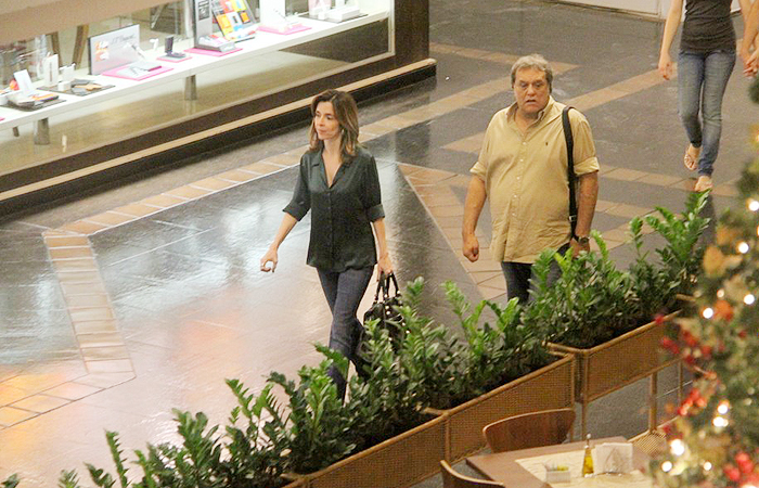Deborah Evelyn passeia no shopping com o marido Dennis Carvalho