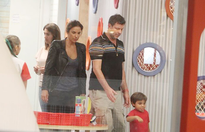 Ivete Sangalo brinca com o filho em shopping carioca 